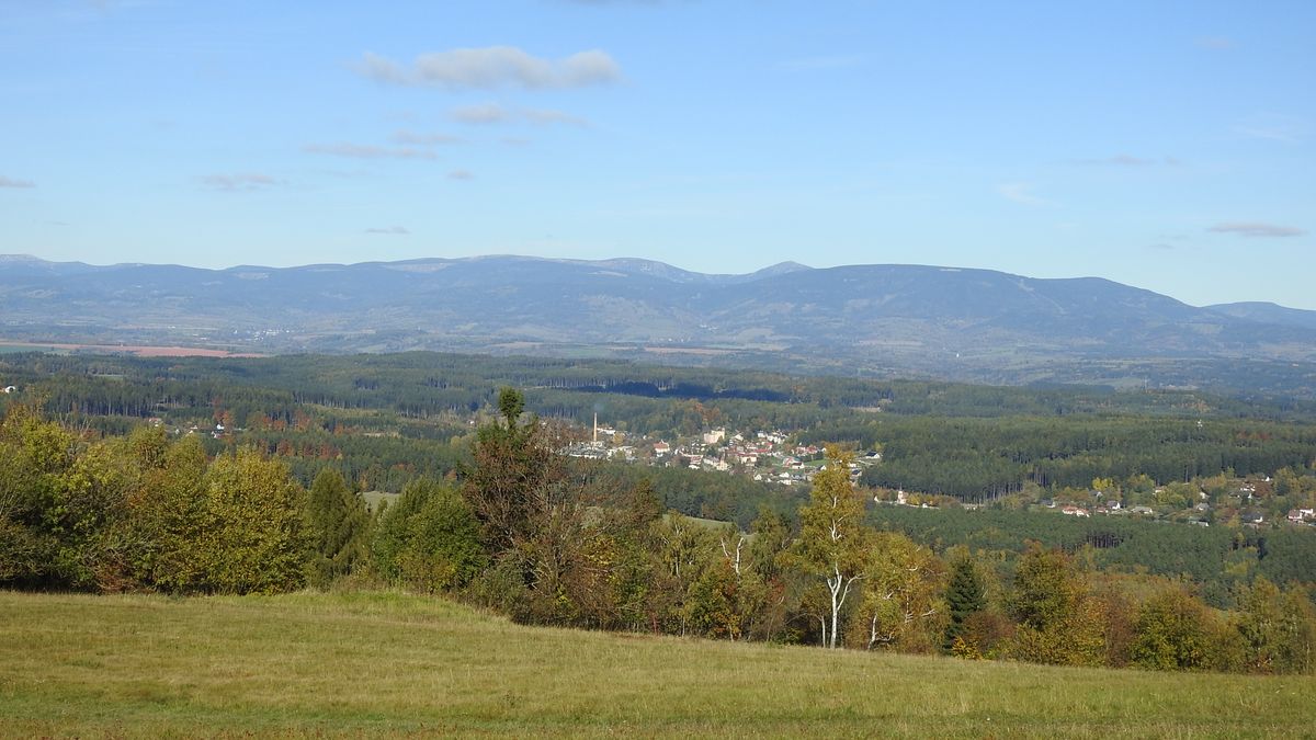 Zvičina: vrchol s příběhem, kde se mísí historie, výhledy i české vlastenectví
